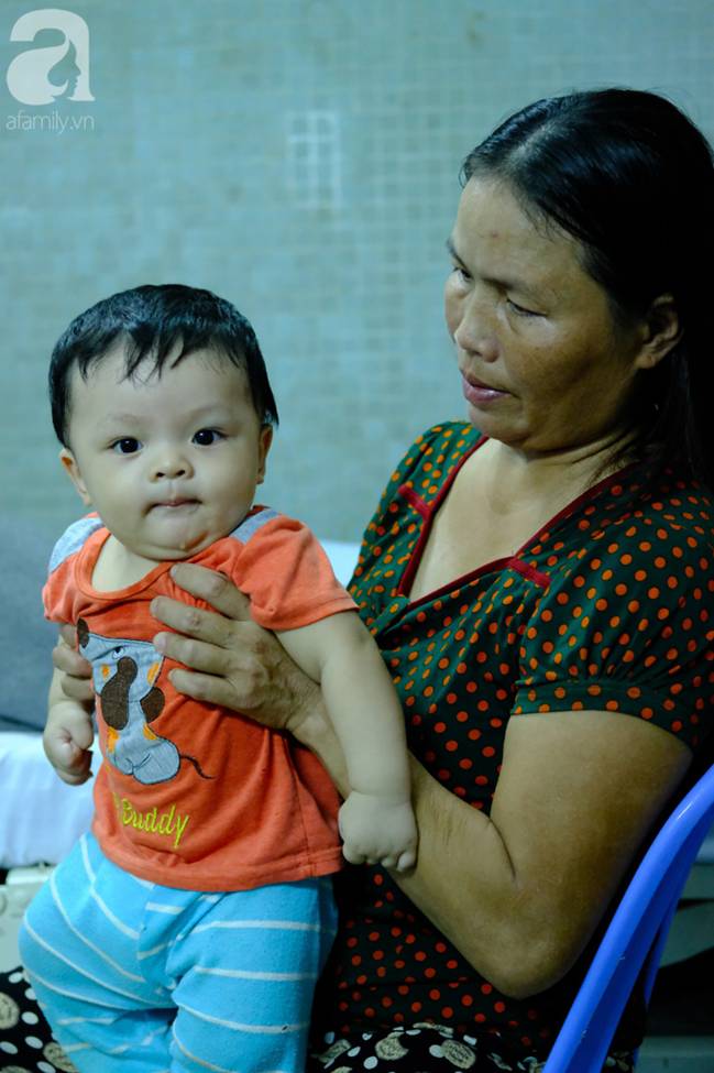 Mẹ ôm con út 6 tháng tuổi vào viện chăm con trai lớn bị tai nạn nguy kịch, bật khóc vì không còn tiền để cứu chữa-10