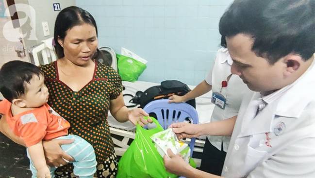 Mẹ ôm con út 6 tháng tuổi vào viện chăm con trai lớn bị tai nạn nguy kịch, bật khóc vì không còn tiền để cứu chữa-11