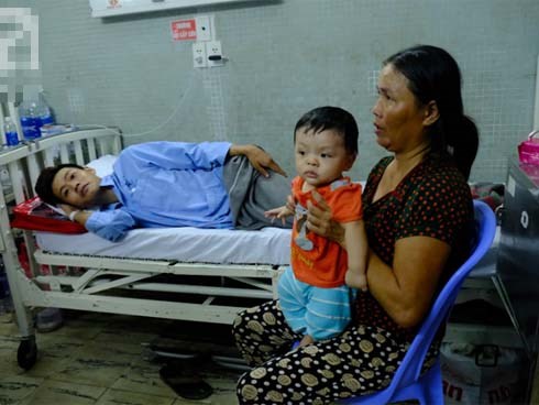 Mẹ ôm con út 6 tháng tuổi vào viện chăm con trai lớn bị tai nạn nguy kịch, bật khóc vì không còn tiền để cứu chữa