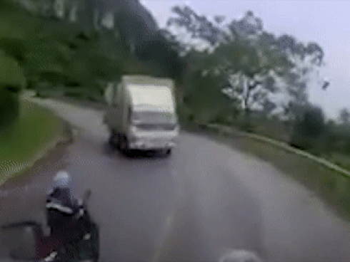 Vượt container, xe máy lao thẳng vào gầm xe tải