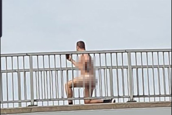 Người đàn ông khỏa thân tập gym ở rìa cầu khiến nhiều người sốc nặng-1