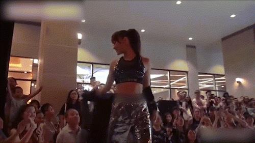 Chân không dài, catwalk thi thoảng vấp, lí do gì khiến Minh Hằng luôn xuất hiện tại vị trí vedette?-2