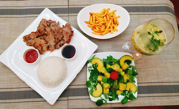 Mẹ chồng nấu cơm cữ cho con dâu cực đỉnh, chị em rần rần hỏi: Cô còn con trai không?-8