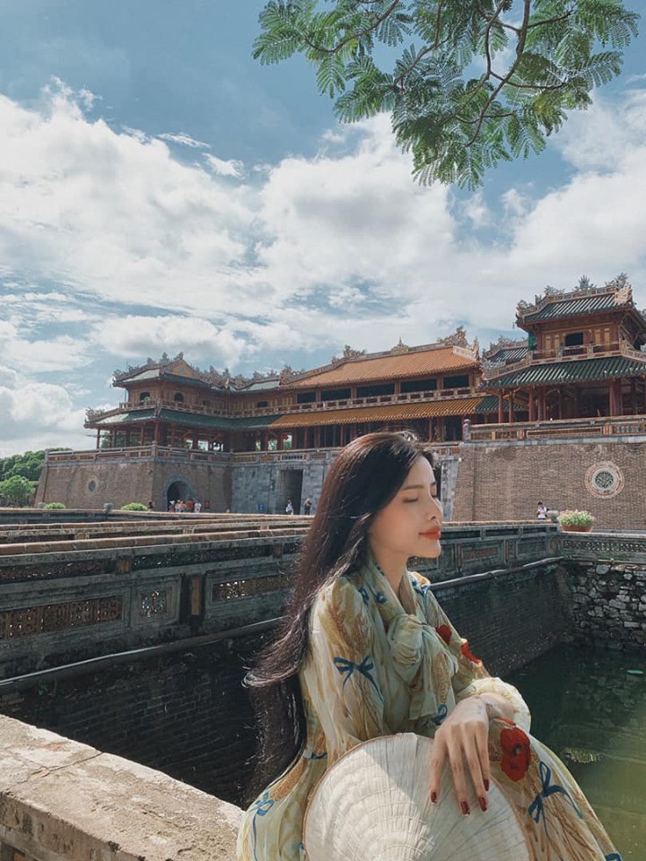 Để profile làm việc ở sân khấu kịch Hồng Vân”, cô nàng khoe ngực ở Hội An bị chính chủ” lên tiếng cực gắt-6