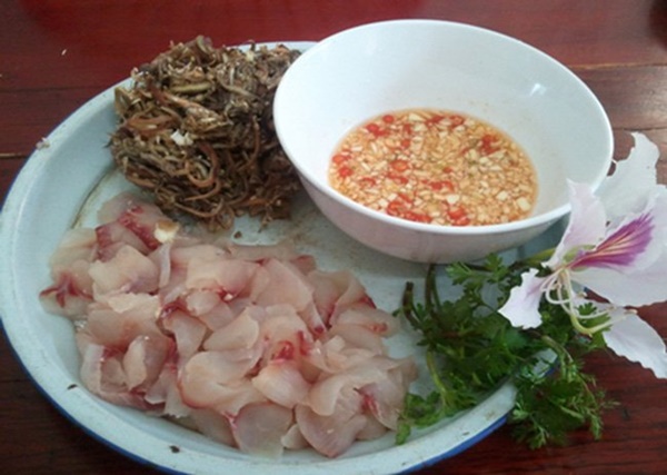 Người phụ nữ bị sán làm tổ kín cả hai chân và phần nhạy cảm chỉ vì thích ăn gỏi-3