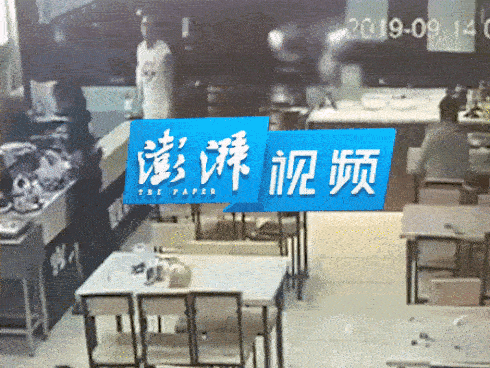 Kinh hoàng nữ tài xế lùi ô tô đâm 3 mẹ con cuốn vào gầm xe-1