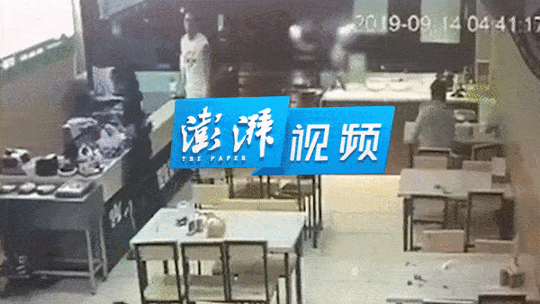 Ô tô điên bất ngờ tông vào quán ăn khiến nhiều người bị thương, tài xế chưa nhận ra sai lầm còn lùi xe tông thêm lần nữa-1