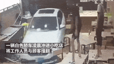 Ô tô điên bất ngờ tông vào quán ăn khiến nhiều người bị thương, tài xế chưa nhận ra sai lầm còn lùi xe tông thêm lần nữa-2