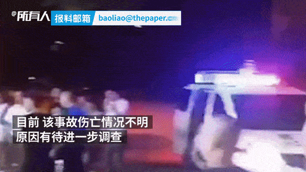 Ô tô điên bất ngờ tông vào quán ăn khiến nhiều người bị thương, tài xế chưa nhận ra sai lầm còn lùi xe tông thêm lần nữa-4