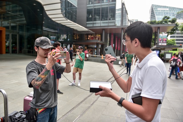 Các Youtuber Việt Nam đua nhau review iPhone 11 ngay và luôn tại Apple Store Singapore-4