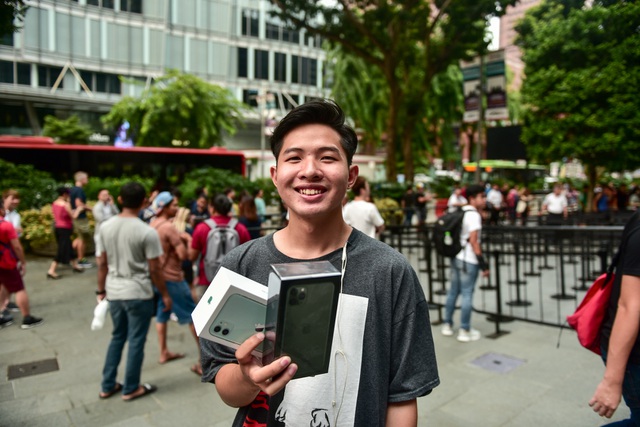 Các Youtuber Việt Nam đua nhau review iPhone 11 ngay và luôn tại Apple Store Singapore-2