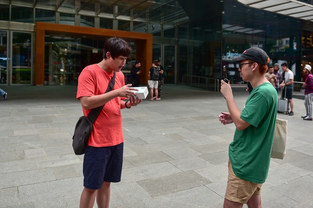 Các Youtuber Việt Nam đua nhau review iPhone 11 ngay và luôn tại Apple Store Singapore-3