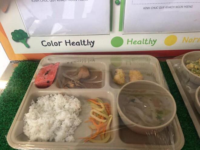 Trước khi bị tố suất ăn trưa lèo tèo vài miếng, Trường Quốc tế Việt Úc còn bị phát hiện có giòi trong thức ăn-1
