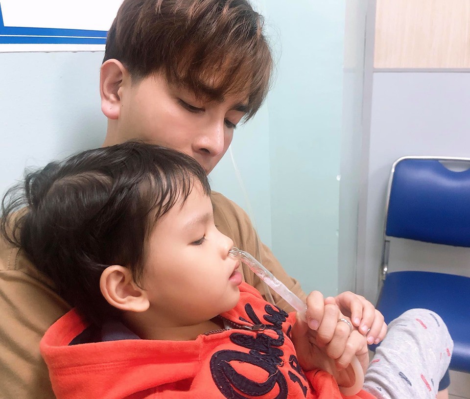 Thu Thủy xót xa khi con trai nhập viện, nhưng cư dân mạng lại chú ý chi tiết về chồng trẻ kém 10 tuổi-3