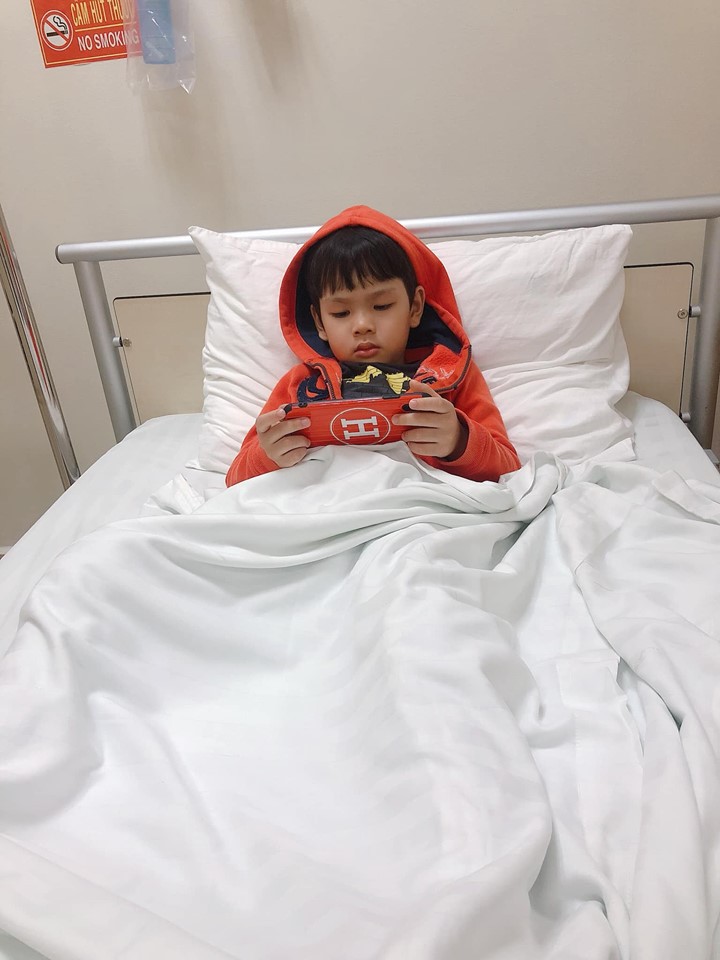 Thu Thủy xót xa khi con trai nhập viện, nhưng cư dân mạng lại chú ý chi tiết về chồng trẻ kém 10 tuổi-4