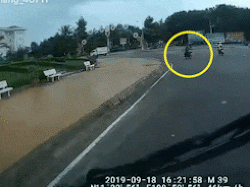 Đột ngột ngã giữa đường, người đàn ông không thể đứng dậy vì chiếc áo mưa 