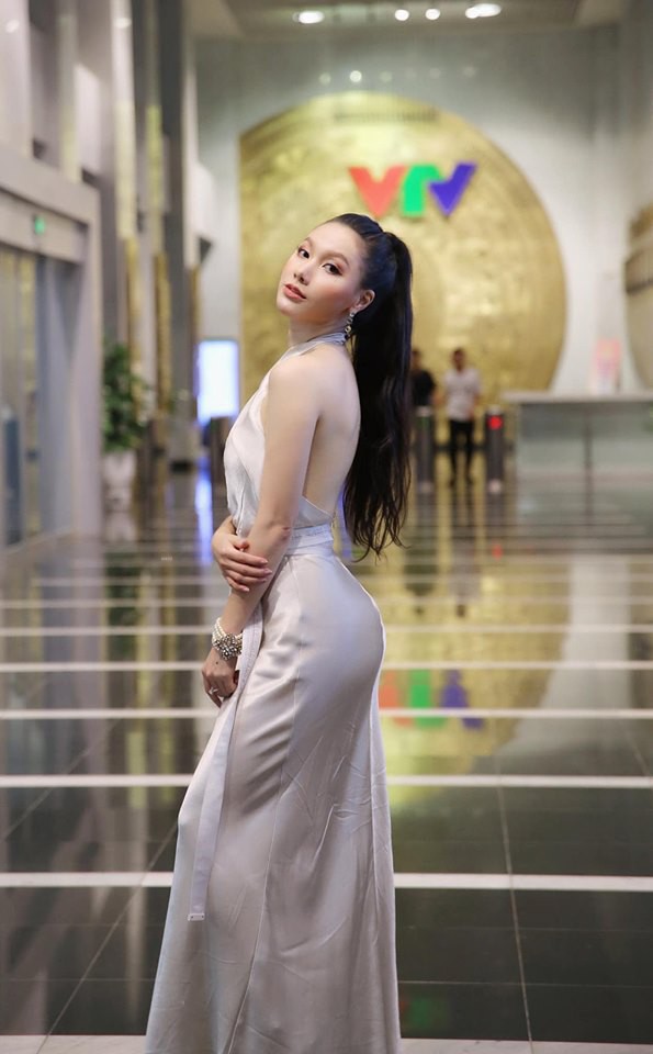 Cận cảnh vòng eo 55cm đầy gợi cảm của MC VTV Minh Hà-6