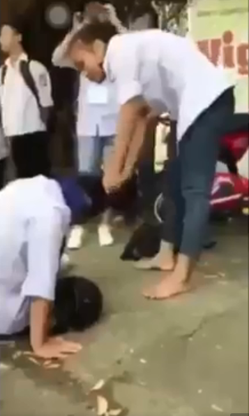Nữ sinh túm tóc, đạp vào mặt bạn ngay bên đường kèm lời quát tháo: Mở miệng ra xin lỗi tao, nhanh-2