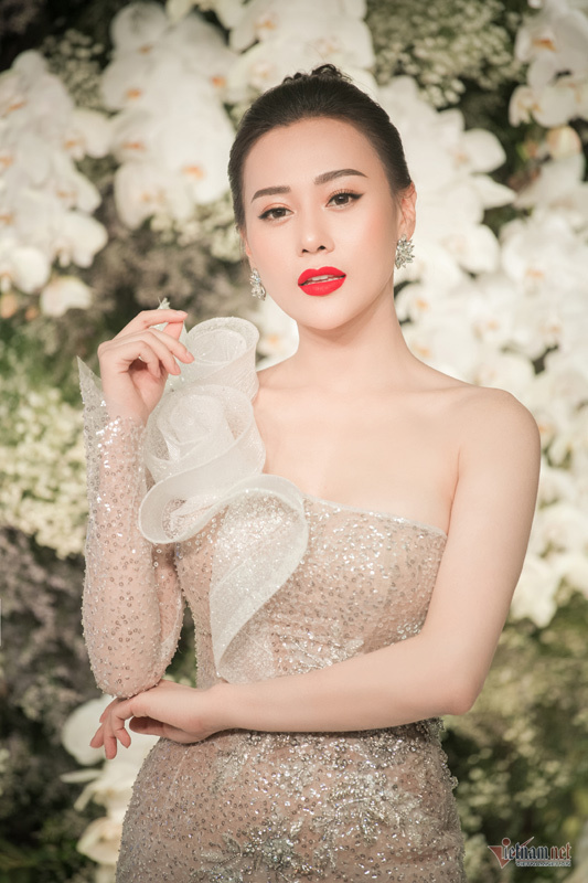 Phương Oanh Quỳnh búp bê vai trần gợi cảm không ngờ-3