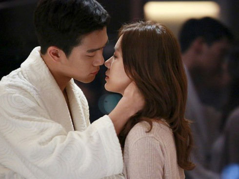 Nữ trưởng phòng bị đánh ghen, cả trăm người đến xem-2