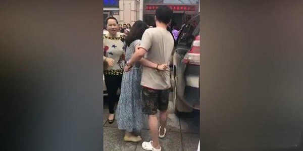 Bất ngờ gặp tiểu tam đi trên đường, vợ lao vào đánh ghen khiến dân mạng khiếp sợ-5