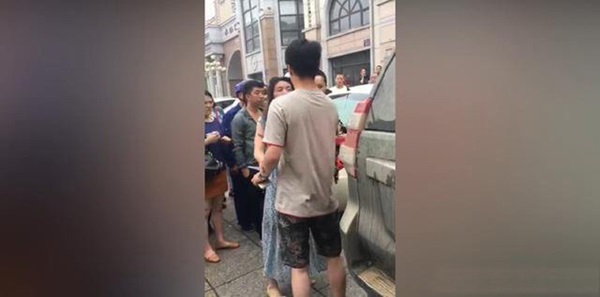 Bất ngờ gặp tiểu tam đi trên đường, vợ lao vào đánh ghen khiến dân mạng khiếp sợ-6