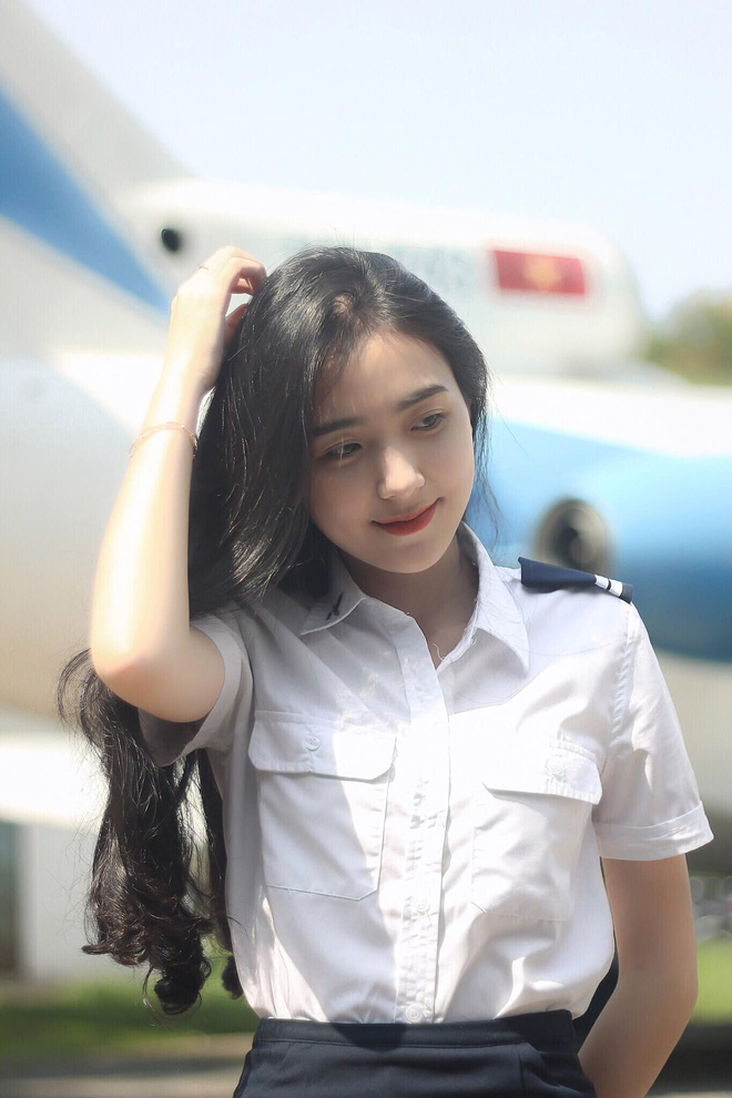 Chụp vội vài tấm lúc ra chơi, nữ sinh Học viện Hàng không gây xôn xao bởi vẻ ngoài cực kỳ trong trẻo, xem đến tấm ảnh học Quân sự càng xuất sắc hơn-2