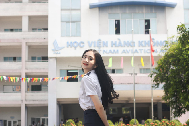 Chụp vội vài tấm lúc ra chơi, nữ sinh Học viện Hàng không gây xôn xao bởi vẻ ngoài cực kỳ trong trẻo, xem đến tấm ảnh học Quân sự càng xuất sắc hơn-6