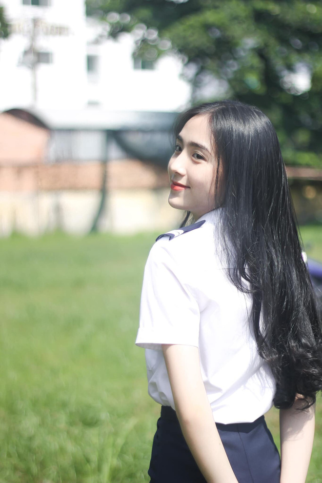 Chụp vội vài tấm lúc ra chơi, nữ sinh Học viện Hàng không gây xôn xao bởi vẻ ngoài cực kỳ trong trẻo, xem đến tấm ảnh học Quân sự càng xuất sắc hơn-8