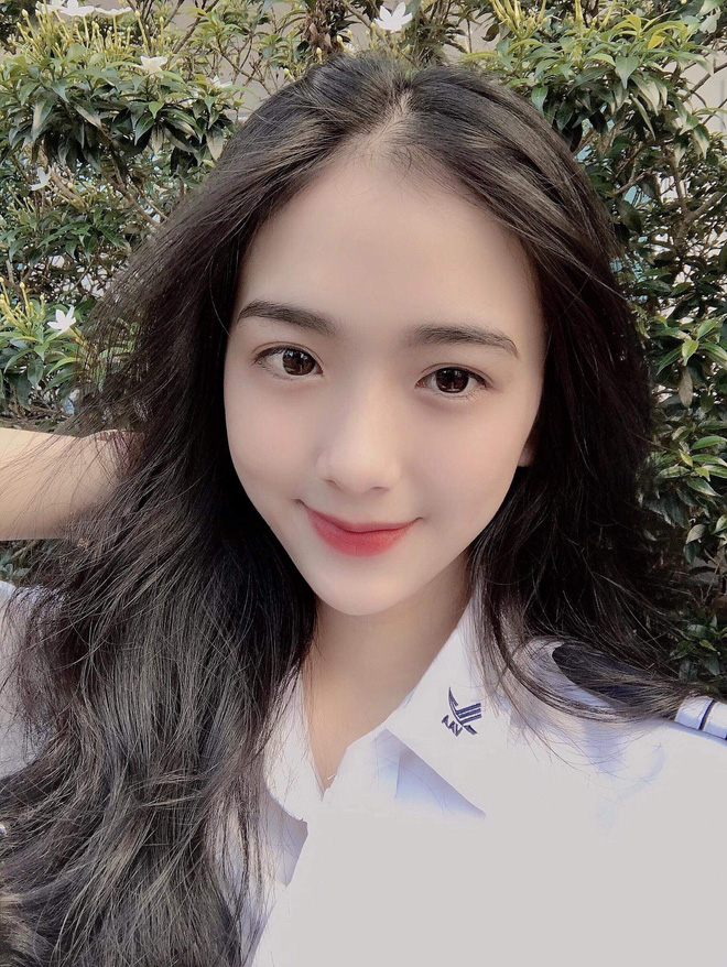 Chụp vội vài tấm lúc ra chơi, nữ sinh Học viện Hàng không gây xôn xao bởi vẻ ngoài cực kỳ trong trẻo, xem đến tấm ảnh học Quân sự càng xuất sắc hơn-9