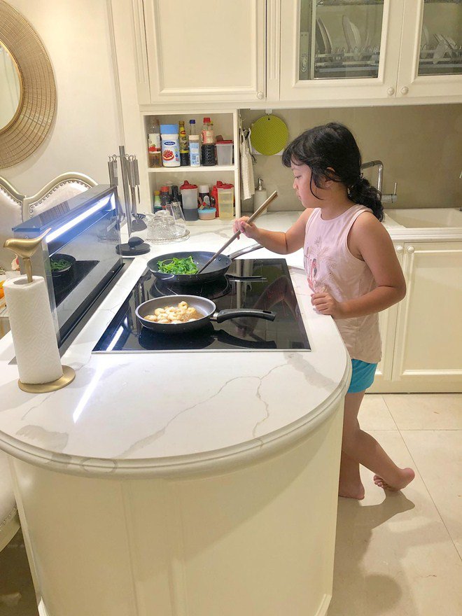 Nhà nữ MC VTV đảm cả mẹ cả con, bữa cơm nhanh như chớp mà ai nhìn cũng xuýt xoa-12