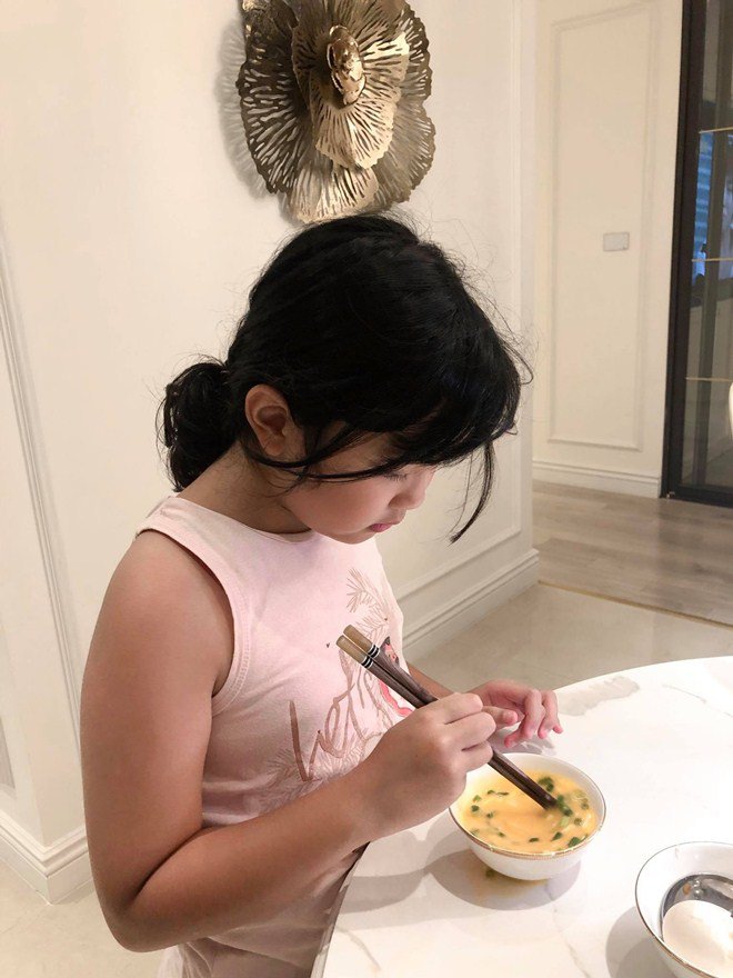 Nhà nữ MC VTV đảm cả mẹ cả con, bữa cơm nhanh như chớp mà ai nhìn cũng xuýt xoa-13