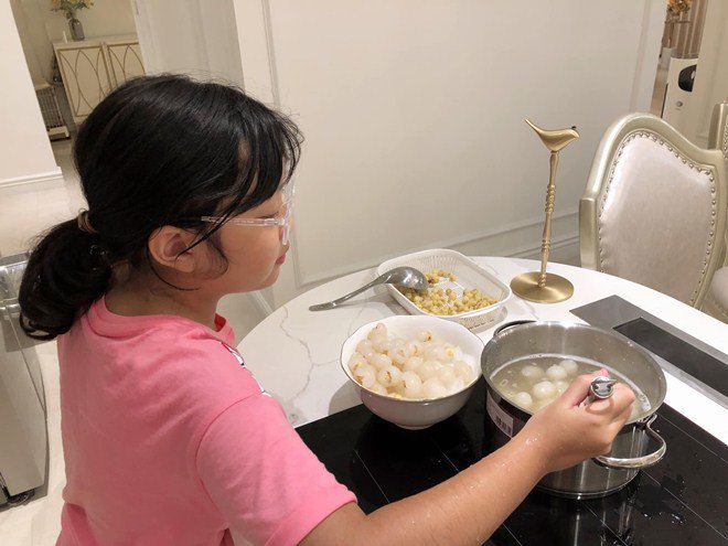 Nhà nữ MC VTV đảm cả mẹ cả con, bữa cơm nhanh như chớp mà ai nhìn cũng xuýt xoa-18