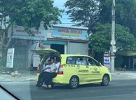 Taxi 7 chỗ “nhồi” 11 người, 3 người ngồi cốp xe như 'làm xiếc'