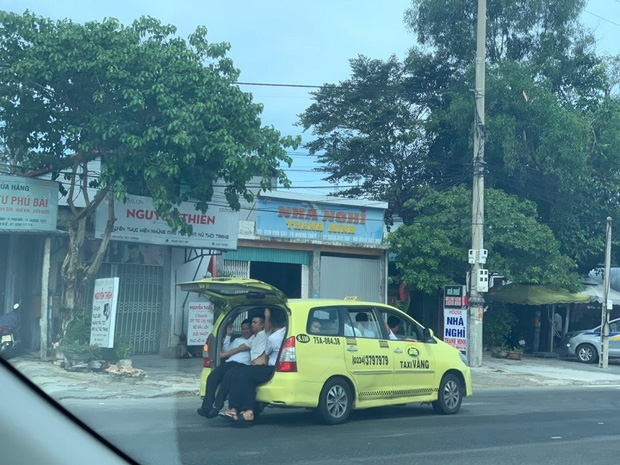 Taxi 7 chỗ nhồi” 11 người, 3 người ngồi cốp xe như làm xiếc-1