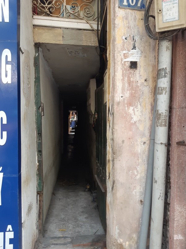 Vợ chồng 33 năm sống trên nóc nhà vệ sinh ở phố cổ: Tôi chạy mất dép đêm tân hôn”-1