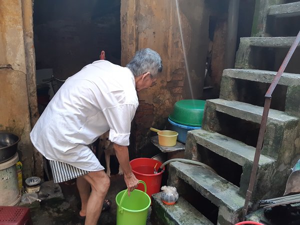 Vợ chồng 33 năm sống trên nóc nhà vệ sinh ở phố cổ: Tôi chạy mất dép đêm tân hôn”-3