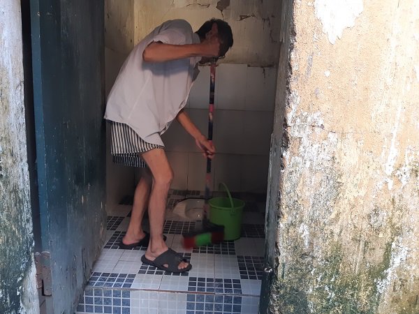 Vợ chồng 33 năm sống trên nóc nhà vệ sinh ở phố cổ: Tôi chạy mất dép đêm tân hôn”-4