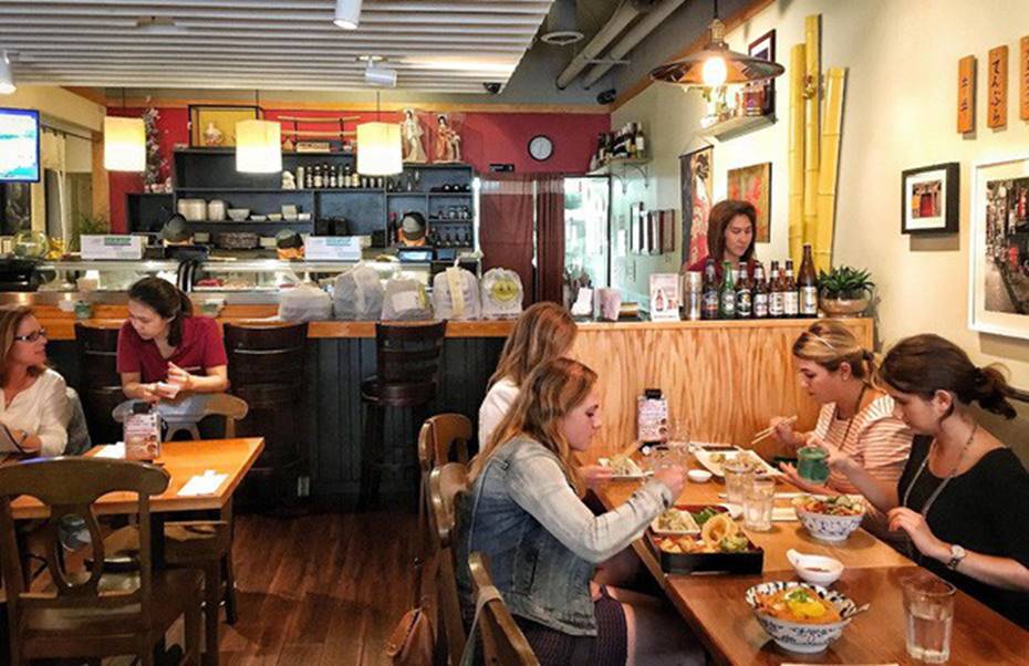 Cảnh du học sinh nhà ít tiền vẫn cố đi du học: Rửa bát đến trắng bóc tay như Ngọc Trinh, tự gồng thành đại ca đường phố” vì cảnh ma cũ bắt nạt ma mới-2