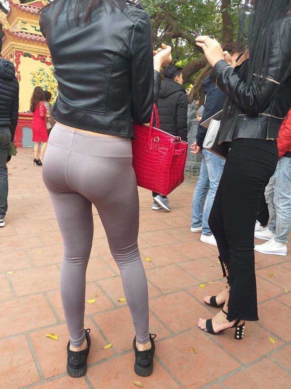 Vô tư diện quần ôm, cô gái không ngờ chính bác mặt trời” lại khiến vòng 3 của mình trở thành tâm điểm của người đi đường-3