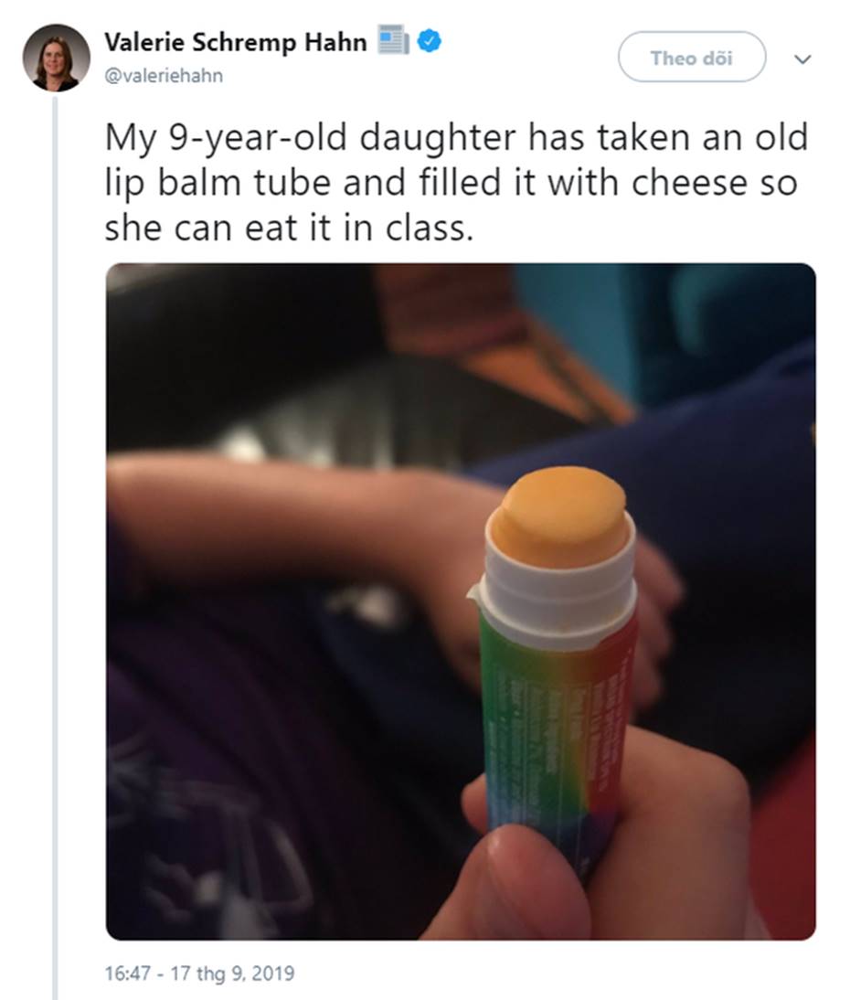 Cười đau bụng trước cảnh cô bé ham ăn nhưng bị bắt đi học: Ngụy trang phô mai trong son dưỡng-1