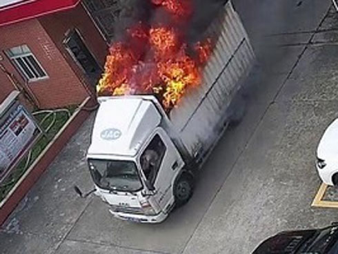 Xe tải vào cua cán trúng một học sinh ở Lào Cai-1