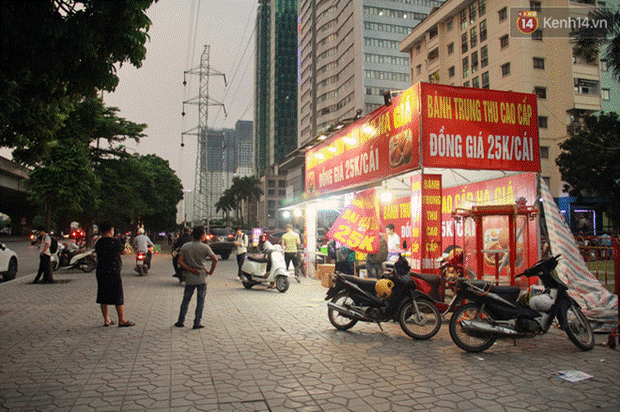 Một tuần sau Rằm tháng 8, người Hà Nội vẫn đội mưa mua bánh trung thu đại hạ giá-1