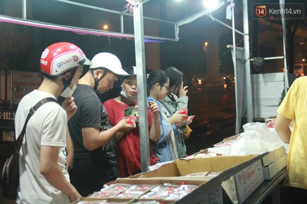 Một tuần sau Rằm tháng 8, người Hà Nội vẫn đội mưa mua bánh trung thu đại hạ giá-11