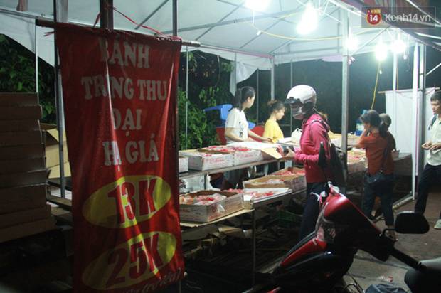 Một tuần sau Rằm tháng 8, người Hà Nội vẫn đội mưa mua bánh trung thu đại hạ giá-12