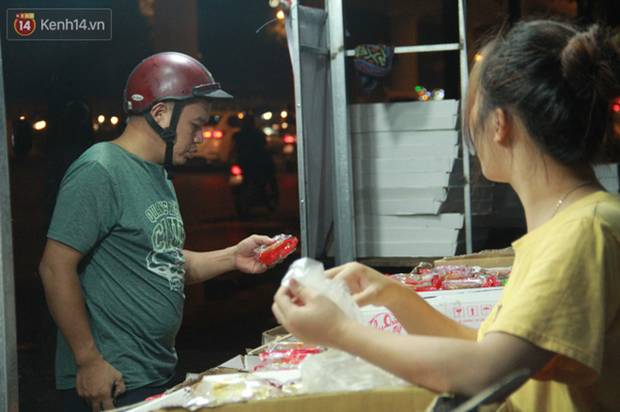 Một tuần sau Rằm tháng 8, người Hà Nội vẫn đội mưa mua bánh trung thu đại hạ giá-13
