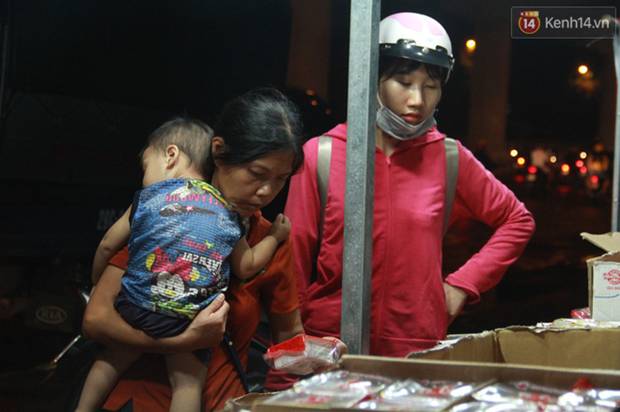 Một tuần sau Rằm tháng 8, người Hà Nội vẫn đội mưa mua bánh trung thu đại hạ giá-14