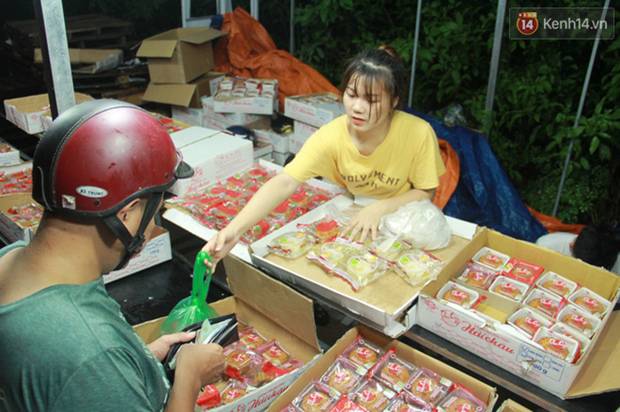 Một tuần sau Rằm tháng 8, người Hà Nội vẫn đội mưa mua bánh trung thu đại hạ giá-15