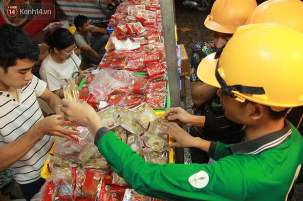 Một tuần sau Rằm tháng 8, người Hà Nội vẫn đội mưa mua bánh trung thu đại hạ giá-5