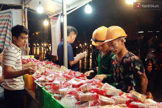 Một tuần sau Rằm tháng 8, người Hà Nội vẫn đội mưa mua bánh trung thu đại hạ giá-6